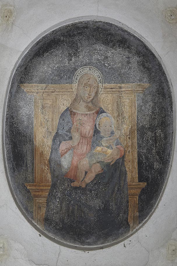 Affresco Madonna benedicente con bambino in trono (autore ignoto sec. XV).